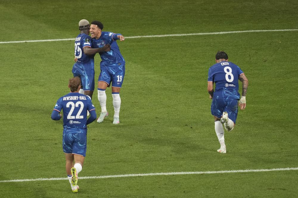 篮球湖人新秀完成生涯首次双双